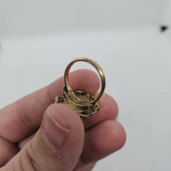 adjustable gold tone cameo ring with red-orange background - Picture 3 of 5